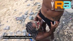brazillian bull realizador baiano leva morena rabuda a praia e faz ela se exibir e chupar a rola do comedor em plena luz do dia. vouyer exibicionismo , putinha fazendo sexo oral boquete na praia.