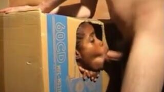 Una cubana haciendo una mamada dentro de una caja