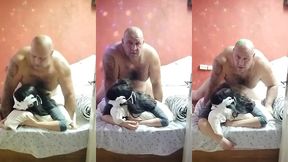novinha pede para o veio dessa vez deitar por cia dela onde ele mete no cuzinho dela