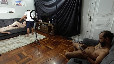Maridão ficou batendo punheta enquanto a mulher dele fazia uma massagem com os pés em outro