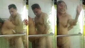 en la banera con mi cunado disfruto mucho de su verga y se me come el culo