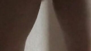 Tバッグ人妻、でか尻を突き出して限界までスクワットをする。息切れ