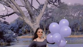 estourando baloes com os pes no PARQUE perto de pessoas popping balloons in the park