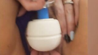 Squirting mom Getting four-Finger Hand Plowed
