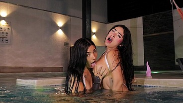 I try my friend's pussy for the first time, we get really horny in the pool - LA ROLA
