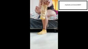 Brig_Sexi_Hot itches feet in her yummy yellow socks