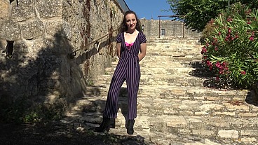 Discrète mais coquine, Amandine, 18ans, se lance !