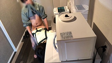 仕事で疲れて帰ってきた旦那をフェラ抜きしようとしたけど私がムラムラしてきちゃってキッチンでエプロンのままえっちしちゃいました。。