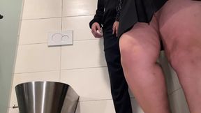 Ma femme m&#x00E8;re baise ses cuisses fesses dans une salle de toilette publique