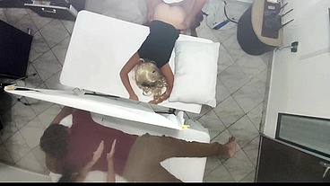 Masaje en Pareja quedo Grabado Cuando la Hermosa Esposa es Follada por el Masajista al lado de su Marido Cornudo NTR JAV