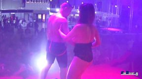 zenda y sus grandes tetas naturales follando en publico.