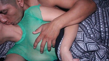 Despierto el deso sexual de mi pequeña hermanastra y me la follo muy rico