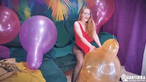 Q838 Mariette squeezes big soft balloons to pop with her hips - 1080p