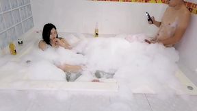 linda chica joven busca dinero facil haciendo porno en jacuzzi..