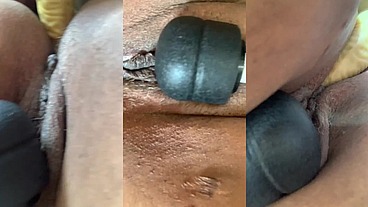 Gozei de escorrer com um consolo enfiado na buceta e um massageador no grelo
