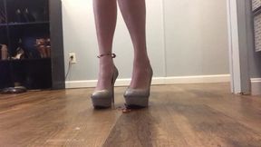 Giantess squirt teeny red fluid