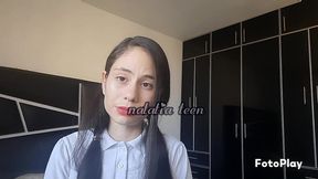 te gusta ver una colegiala muy traviesa jugando con su jugete muy caliente