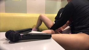 tind◯rで誘った女子大生とカラオケでセックスした若い2人
