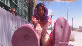 Real Girl Real Feet Real Outdoors #1: Two Toes Up