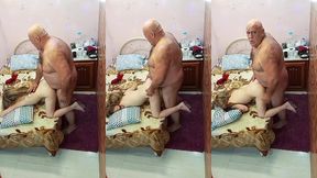 novinha boa de cama pede para o coroa gozar dentro