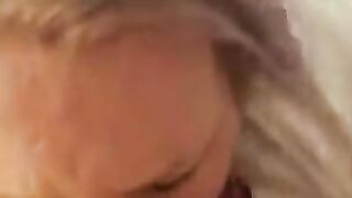 Geile Blondine fickt zwei Schwanze ab