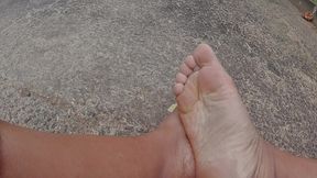 andando na rua e na praia descalcos sujando os pes - fetiche por pes