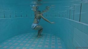 [Underwater work] (no goggles, face shown) Underwater blowjob measured with a time watch! ? Fainting action from overdoing it! Actor panics ????