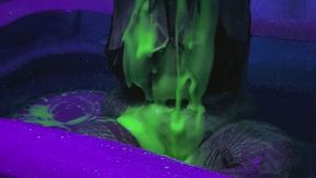 BBW dumping UV gunge over own head, enjoying some WAM