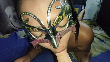 Esposa fantasea en hacer un trio con su esposo y otro hombre /