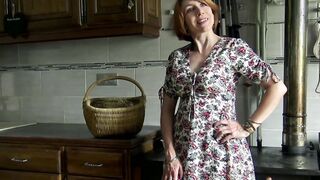Julie Bombshell cougar fucks inside a jacuzzi and does a double penetration