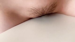 【モザイク薄め】机の角でオナニーしてたらヒートアップして潮吹き【日本人】