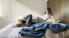 la vecina y yo jugamos a lucha femenina de pies, cosquillas y aplastamiento