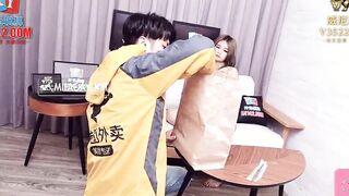 Meituan's delivery man fucks a rich young woman without condom