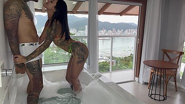 Fudendo muito de na jacuzzi de frente para o mar - COMPLETO