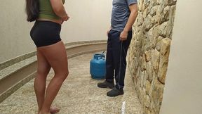 cliente gostosa pediu gas de cozinha e ficou provocando o entregador (video real)