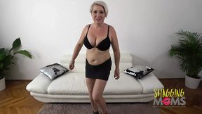 Busty momma enjoys deepthroating on the couch