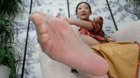Wenwen showing off her long and thin 39EU feet13 4K