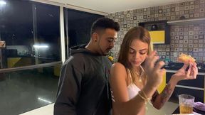 novinha transando com motoboy entregador depois de receber seu pedido so de calcinha