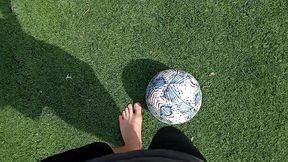 pov adoracao por pes jogando descalco