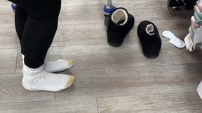 Amelie accidentally goes out in her slippers