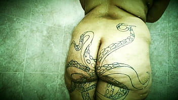 OCTOPUSSY SHOWER AND PISS SHOW!