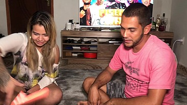Joguei o jogo da putaria com as novinhas colegiais vídeo completo