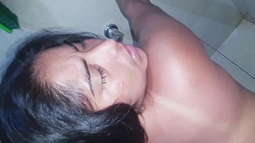 En el baño del hostal con mi amigo mientras mi amiga se fue al mercado