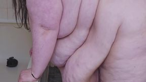 SSBBW MAKING FAT BELLY CLAP ON THIGHS