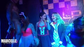 grupo de meninas transando com stripper no palco da boate
