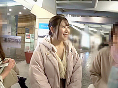 無防備なノーブラ美乳を見せる美少女JD。パジャマ女子会の後で一人残って男を誘って即ハメセックス