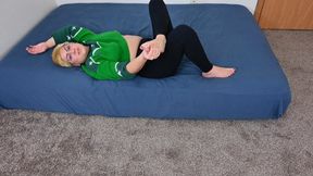 Relaxed foot worship during a handjob by Dylan (1080)