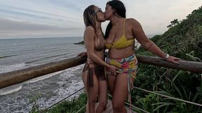 putaria na natureza: priscila e nicoly duas safadas na praia para foder em publico