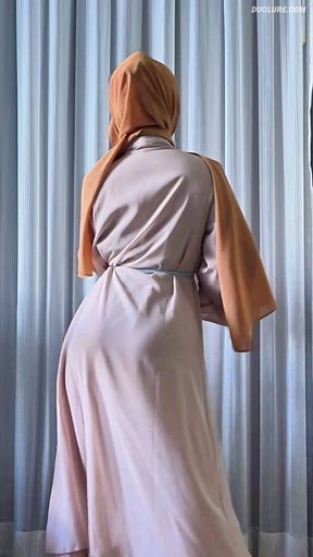 Twerking in my new hijab &amp; abaya set! 🧕🏻