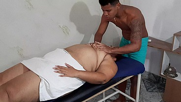 Un buen masaje de tetas para una hermosa madura